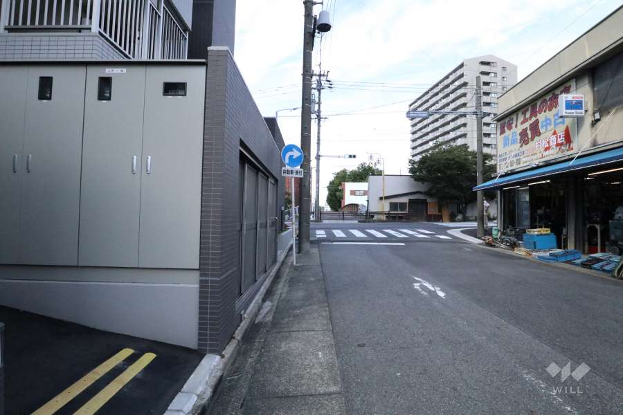 敷地の北側前面道路（東側から）
