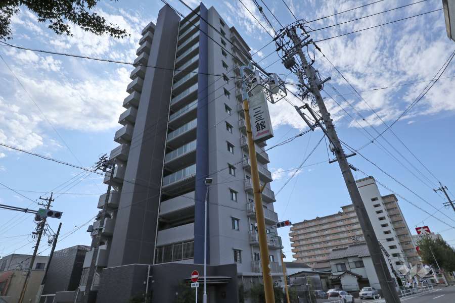 ファミリアーレ神宮東の外観（北西側から）