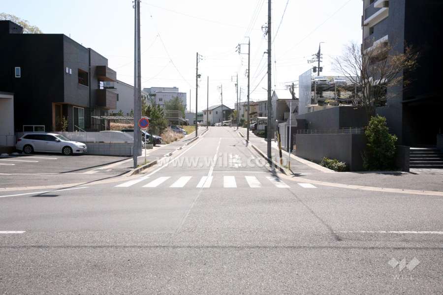敷地北側の前面道路