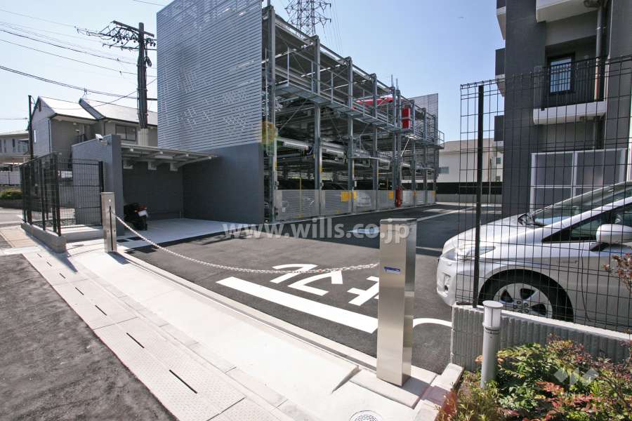 駐車場出入り口(ロボットゲート付き）