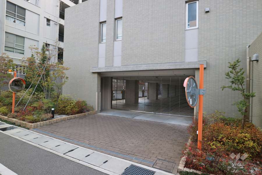 駐車場の出入り口（リングシャッター付き）