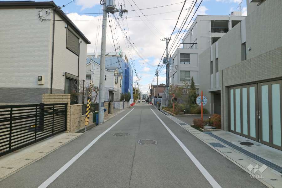 敷地北側の前面道路（西側から）