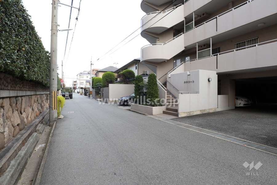 北側前面道路とマンション外観（西側から）