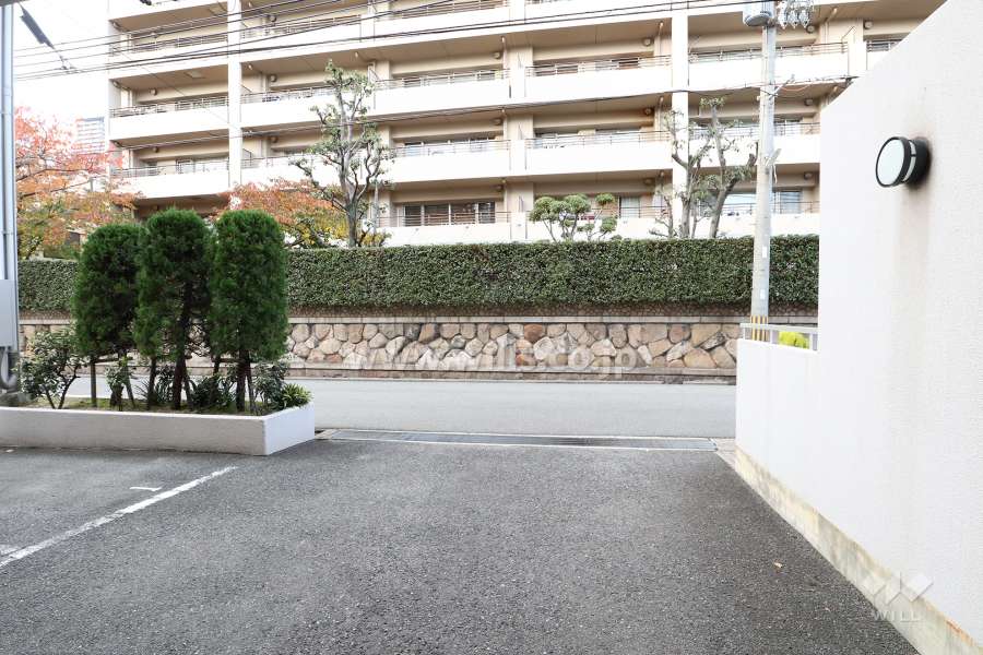 駐車場出入口（マンション敷地側から）