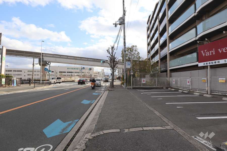 敷地東側の前面道路（北側から）