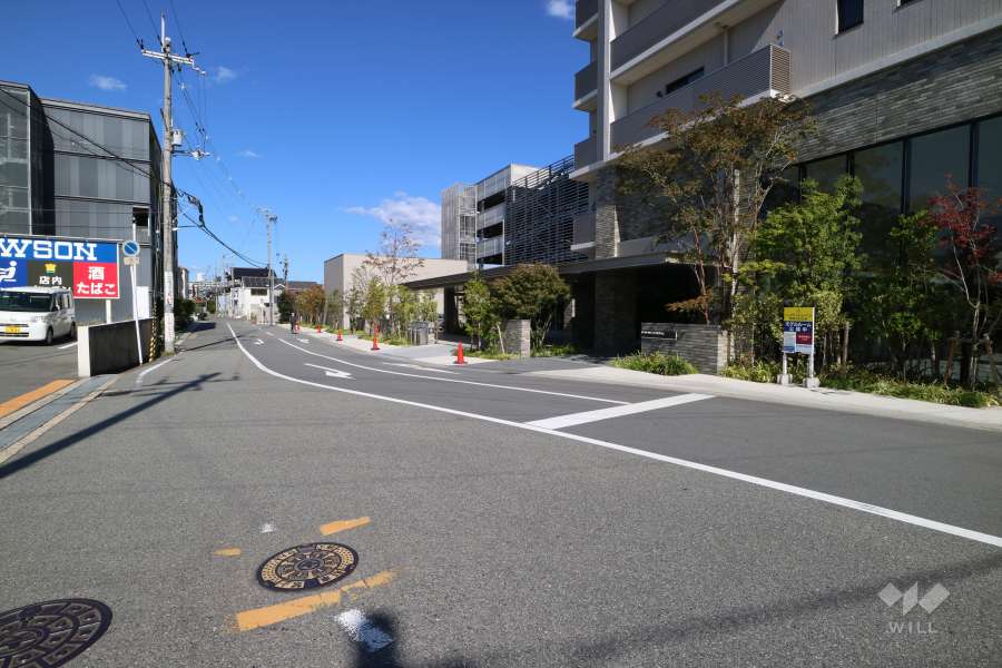 敷地西側の前面道路