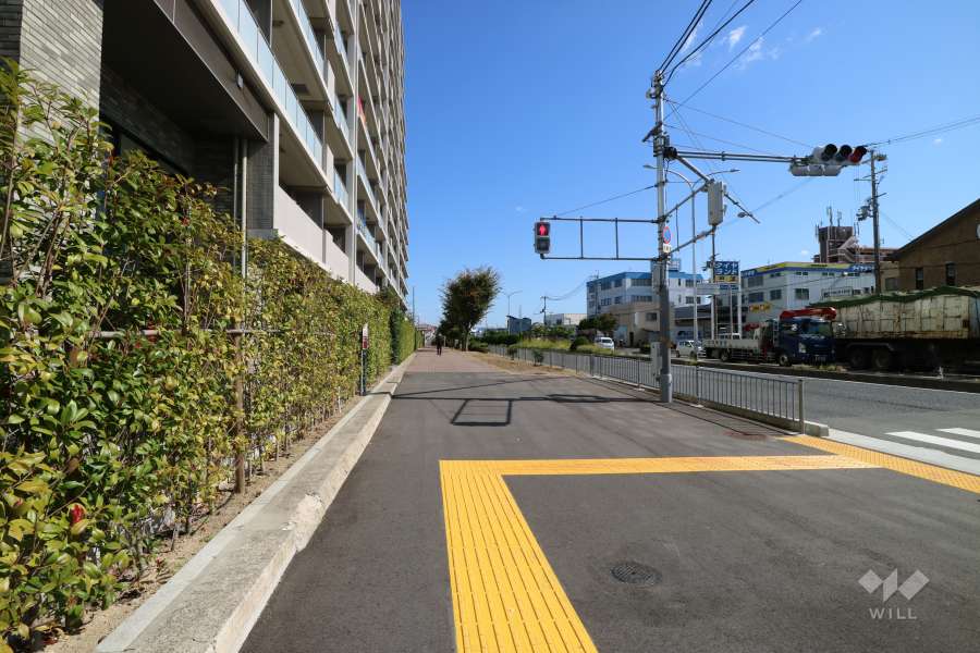 敷地南側の前面道路（府道143号四ノ宮四ツ塚線）