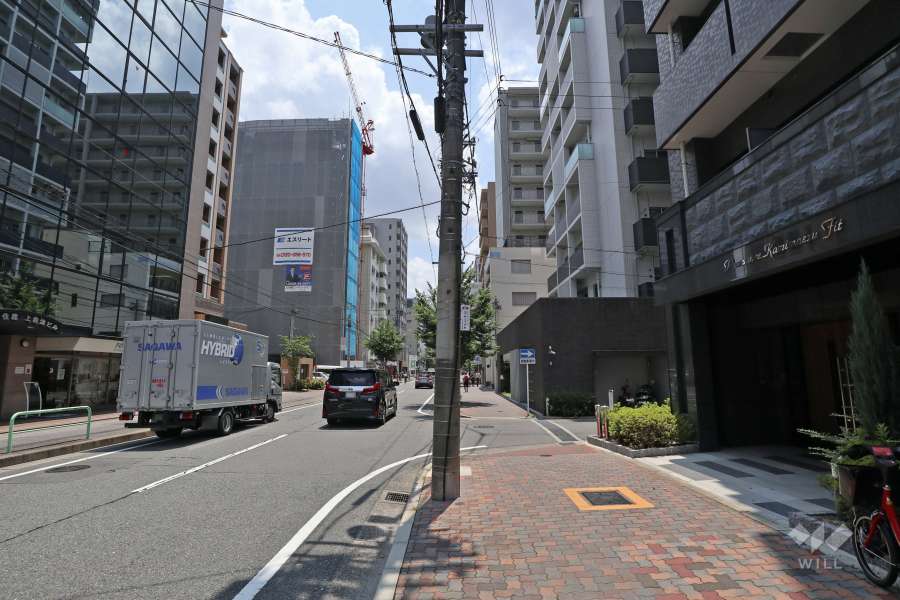 敷地東側の前面道路（北側から）