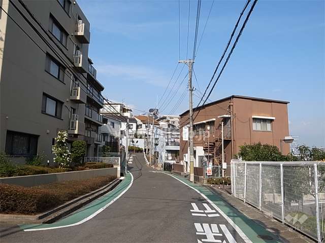 敷地東側の前面道路。周辺はマンションと一戸建てが混在する静かな住宅地です。