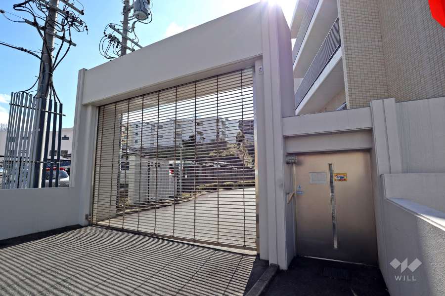 駐車場の出入り口（ゲート付き）
