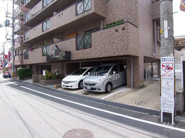 1階部分は駐輪場、駐車場スペースになっています。