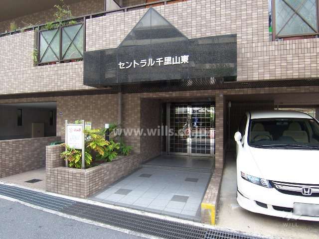 敷地東側の前面道路。西側は阪急千里線に面しています。