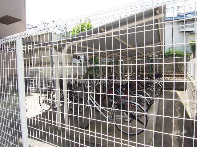 駐車スペースと駐輪場