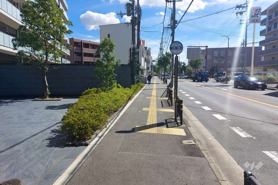 エントランス前にバス停があります。