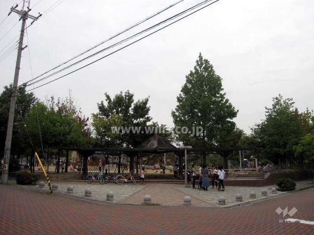すぐ近くに佐井寺南が丘公園があります。