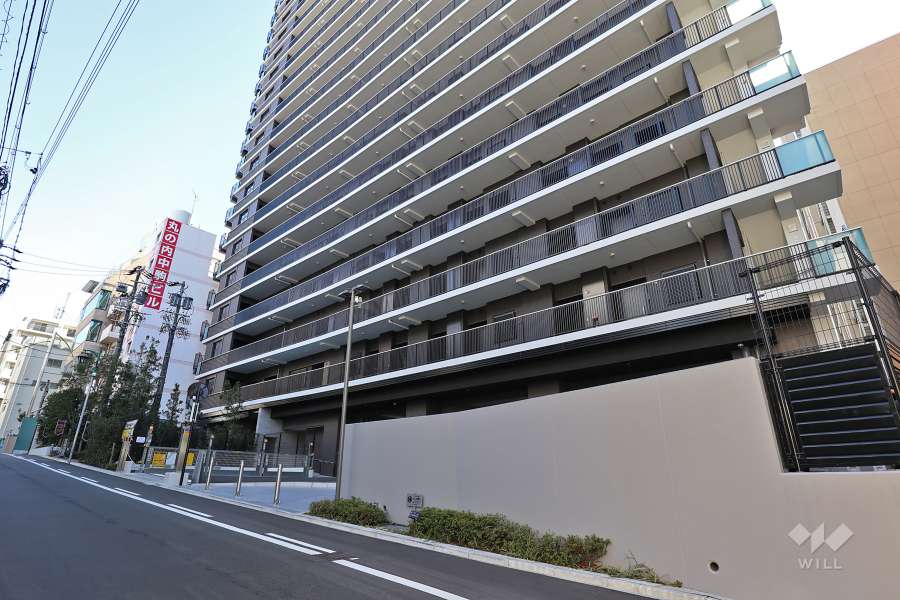 敷地北側は駐車場の出入口などがあります。