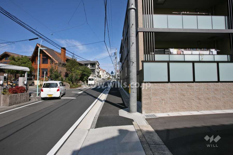敷地西側の前面道路(南側から)