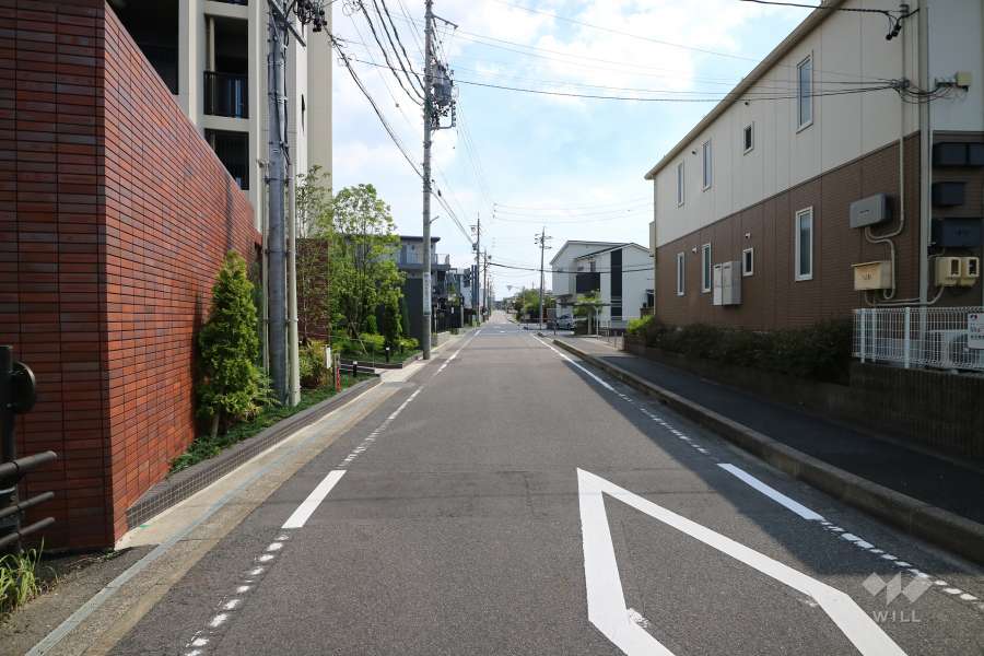 敷地西側の前面道路(北側から)