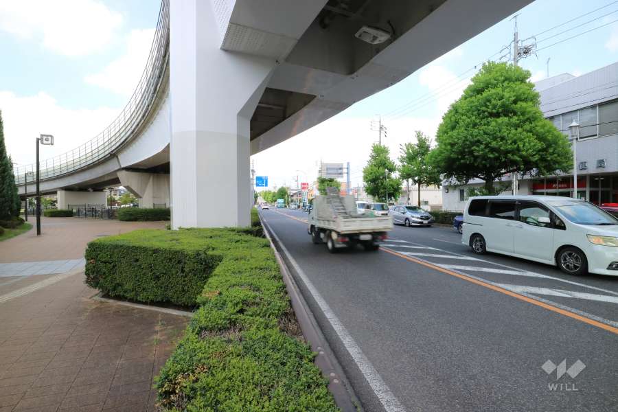 敷地東側の前面道路。広い歩道のある、二車線のバス通りです。