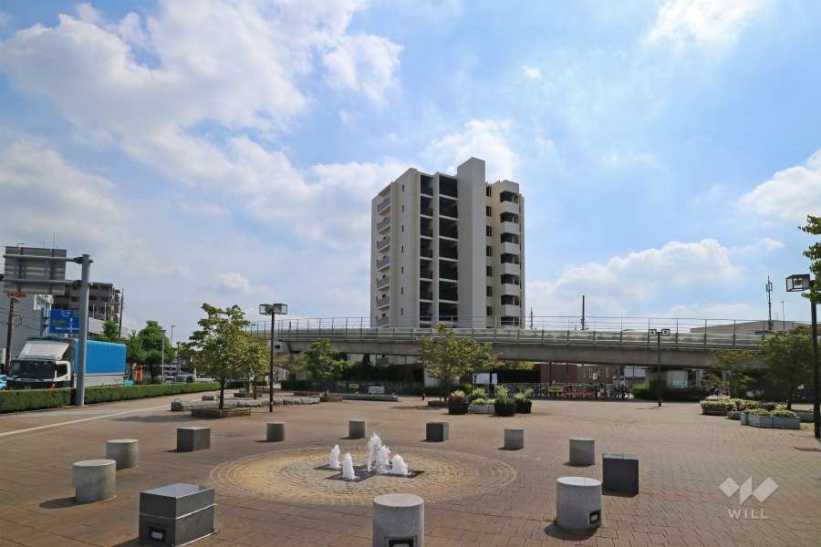 ダイアパレスはなみずき通の遠景。周辺は住宅の他、店舗や事務所などが混在する街です。