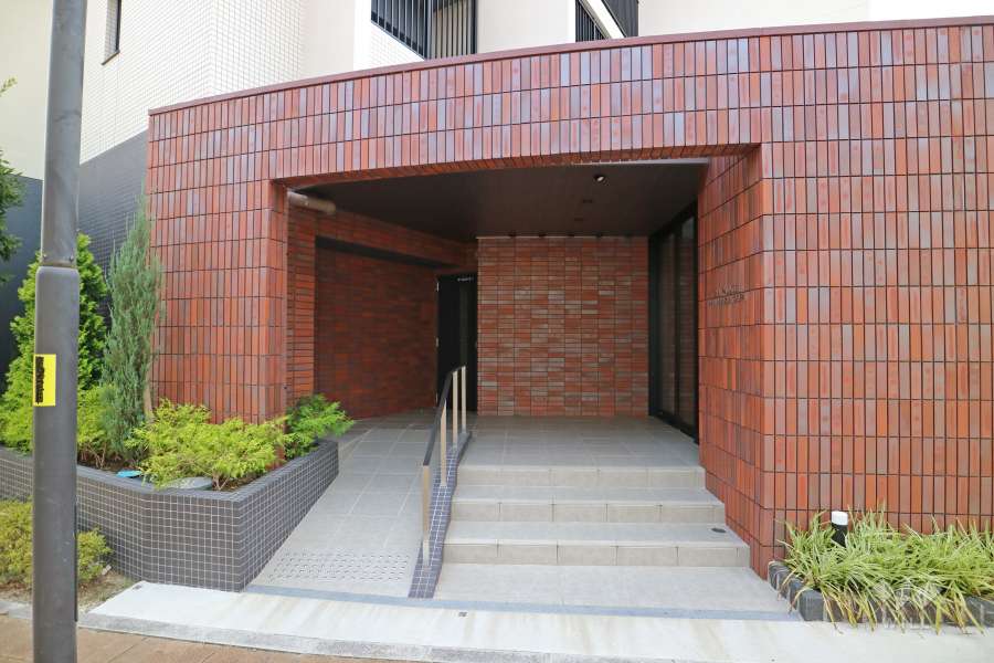 東側エントランス