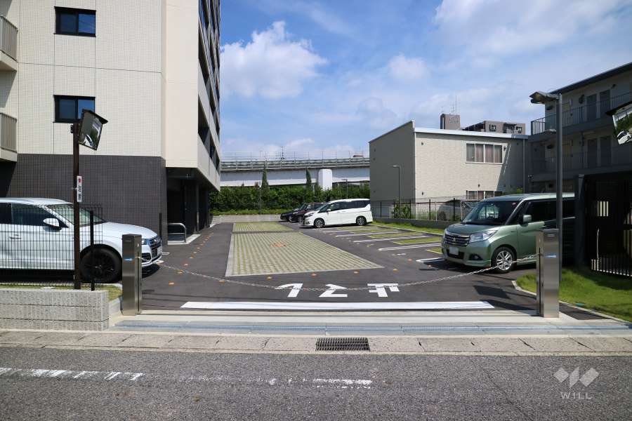 駐車場の出入り口(ロボットゲート付き)