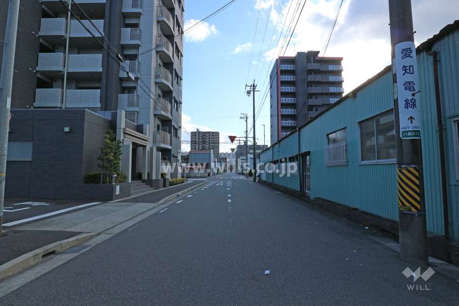 敷地西側の前面道路（北側から）