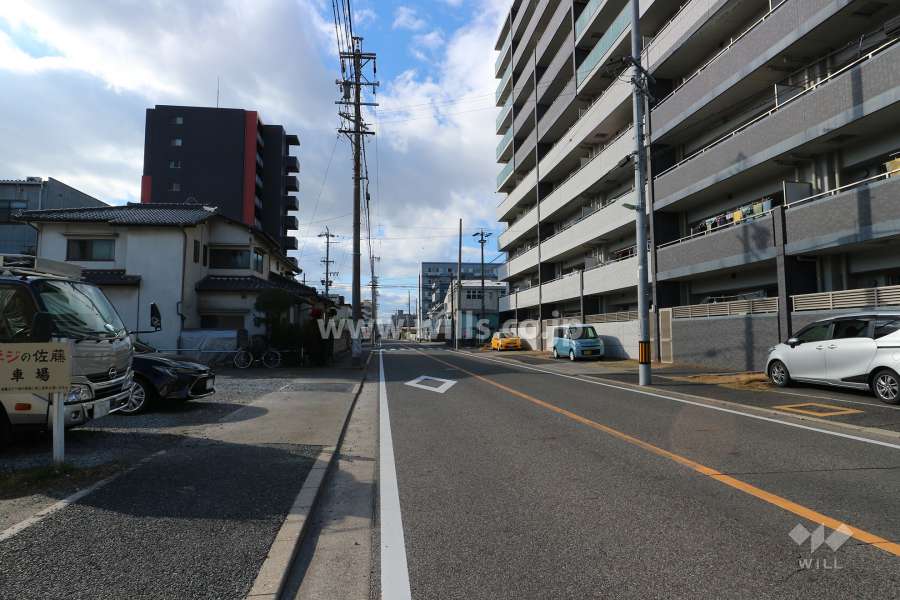 敷地南側の前面道路（東側から）