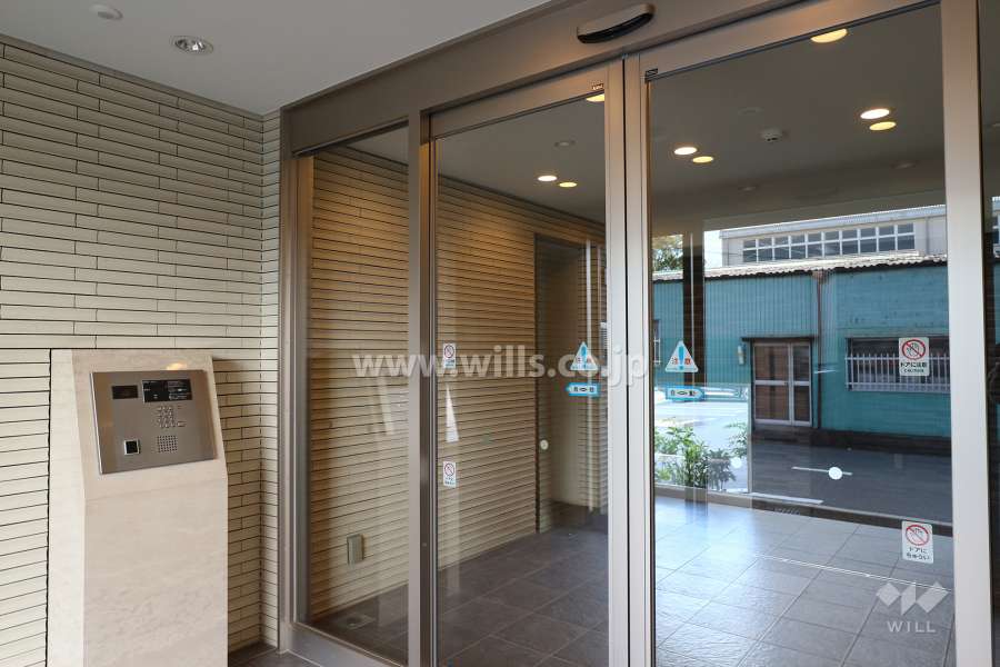 エントランスはオートロック付きです。