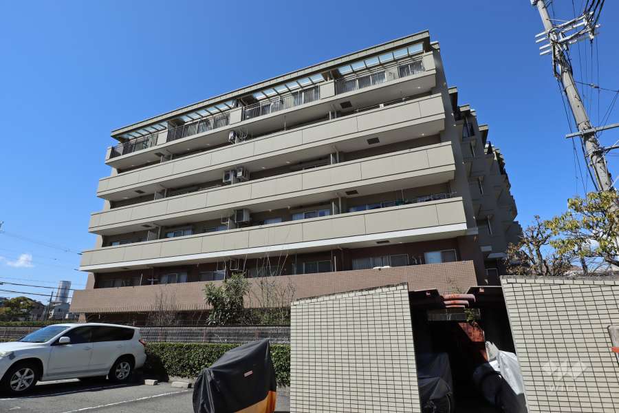 パークハイム千里津雲台の外観（南側から）