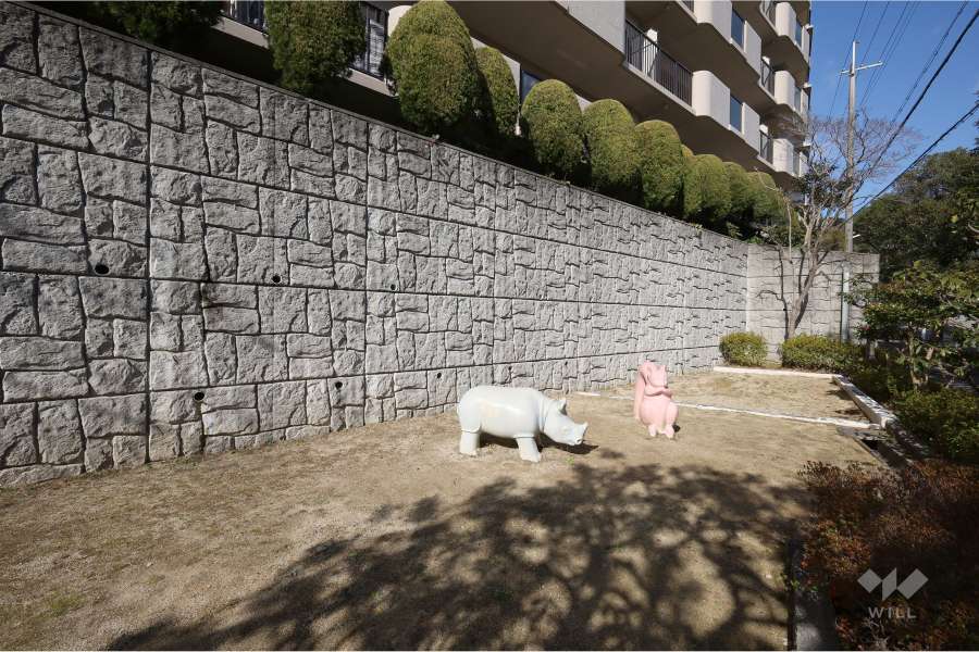 敷地に隣接する小さな公園