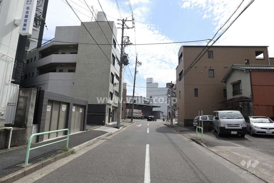 敷地西側の前面道路