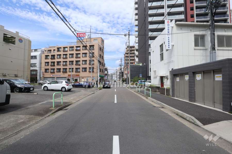 敷地西側の前面道路