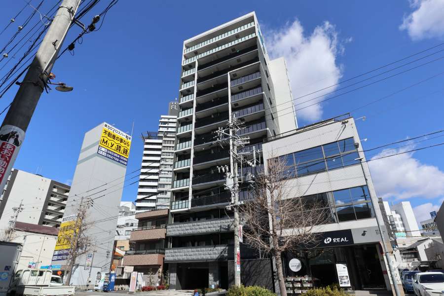 プレサンス栄ライズの外観（南東側から）