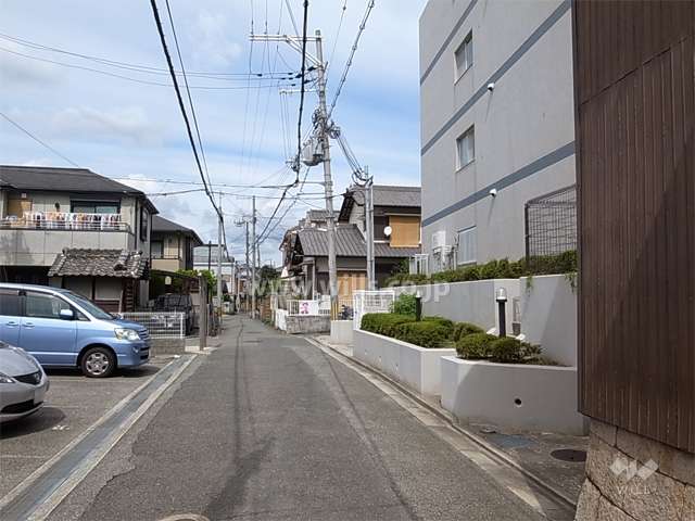 敷地西側の前面道路