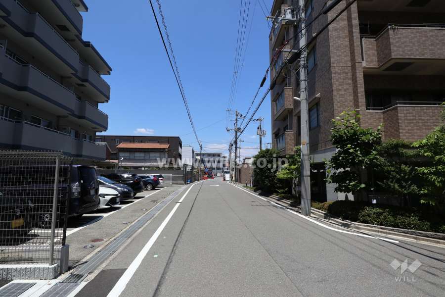 敷地東側の前面道路。周辺は戸建やマンションが立ち並ぶ閑静な住宅街です。