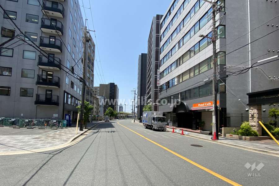 敷地南側の前面道路（東側から）