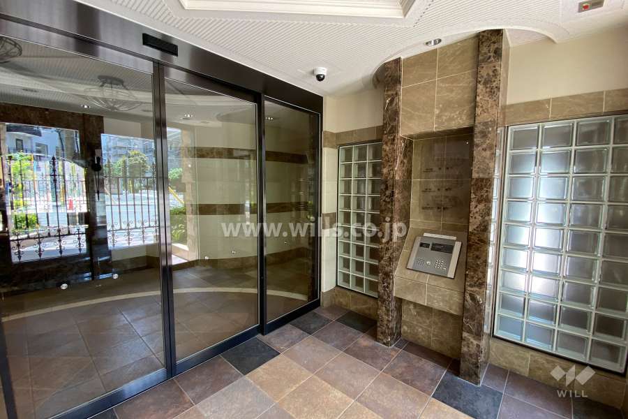 エントランスはオートロック付きです。