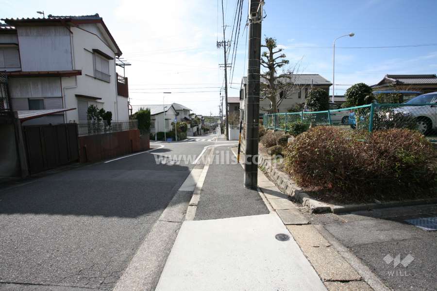 敷地東側の前面道路（北側から）