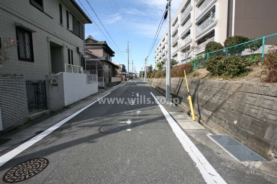 敷地南側の前面道路（東側から）