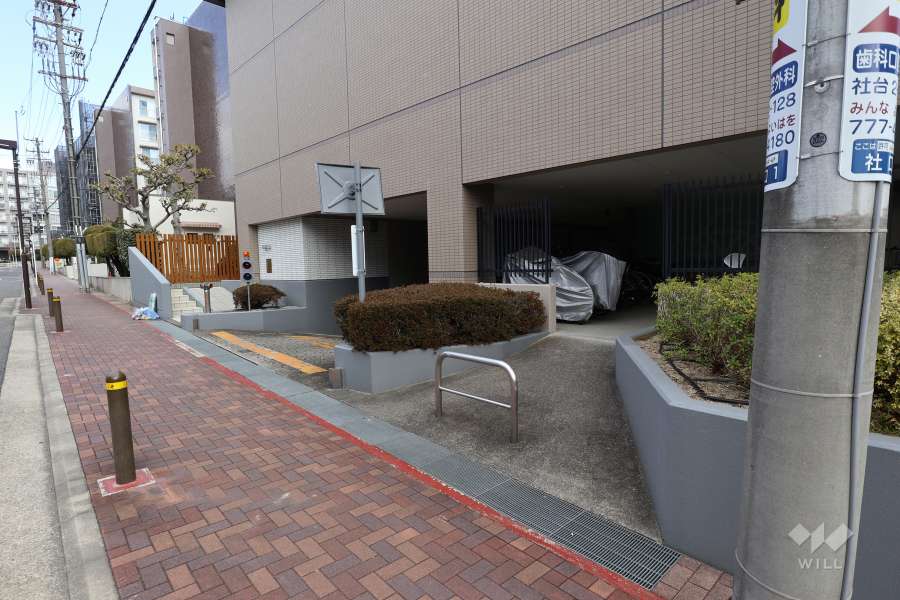 駐輪場とバイク置場の出入り口