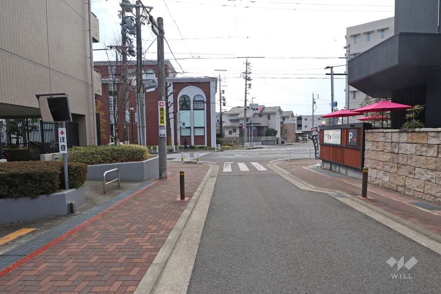 敷地西側の前面道路