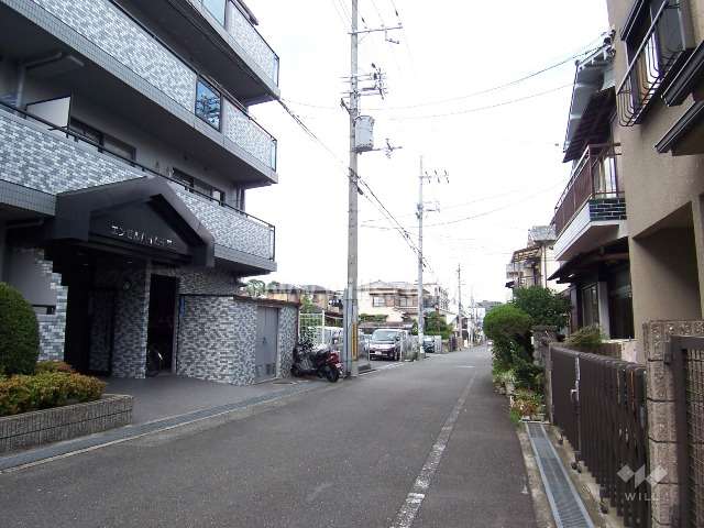 エントランス前の道路。周辺は区画の整った住宅地です。