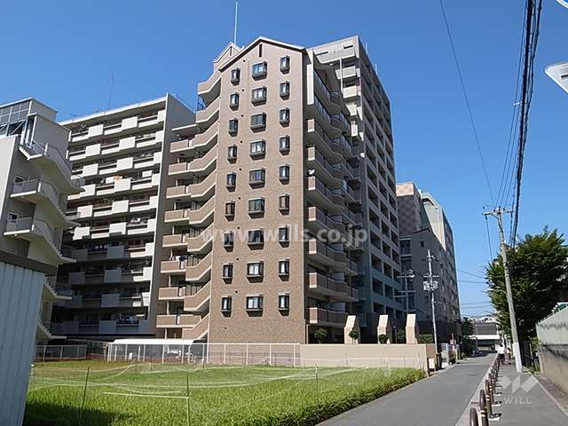 周辺は区画の整ったマンションが多く立ち並ぶ住宅地です。