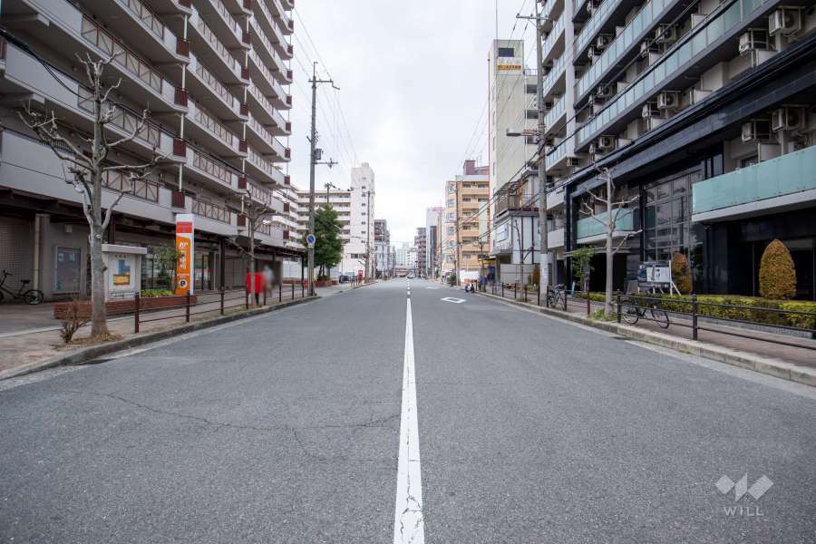 敷地南側の前面道路（東側から）
