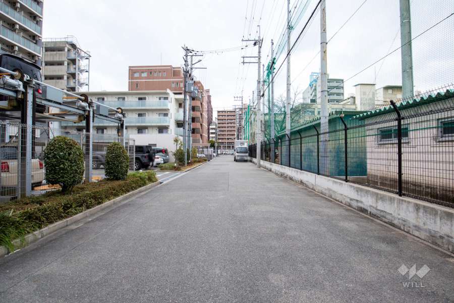 敷地北側の前面道路（東側から）