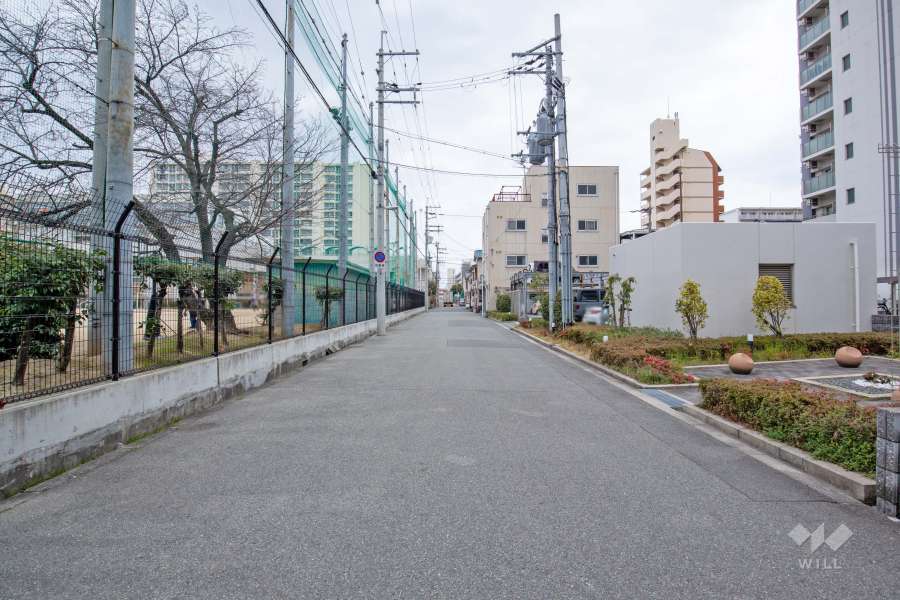 敷地北側の前面道路（西側から）