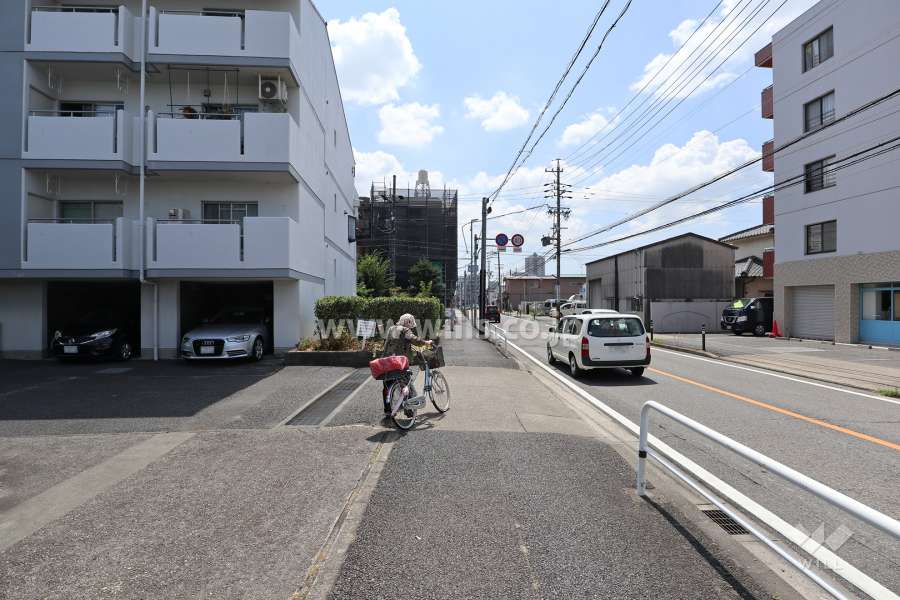 敷地西側の前面道路