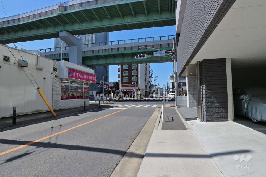 敷地南側の前面道路（東側から）