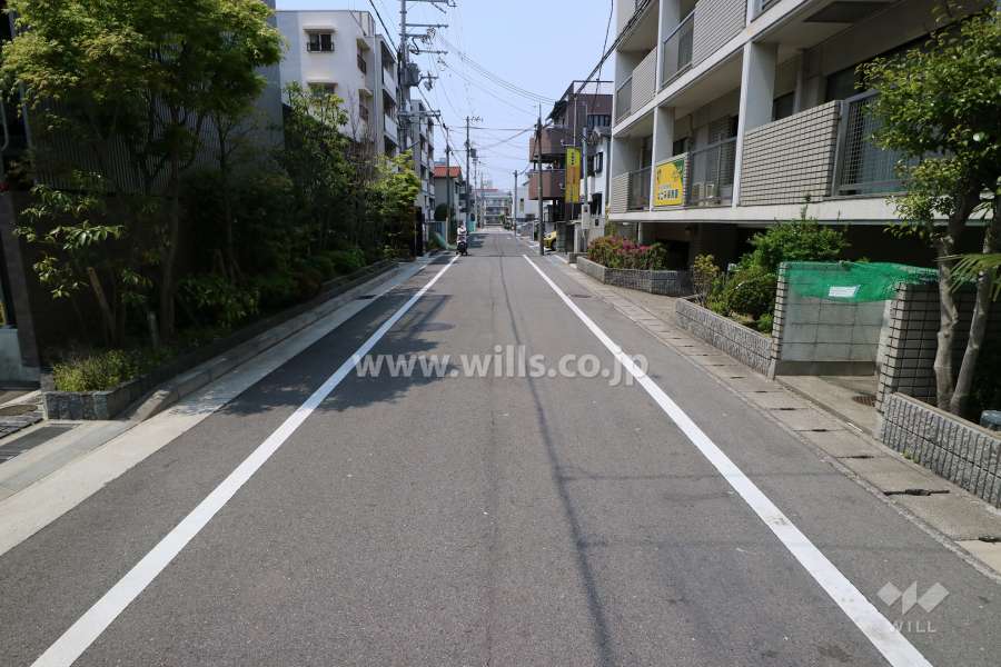 敷地の北側前面道路（東側から）